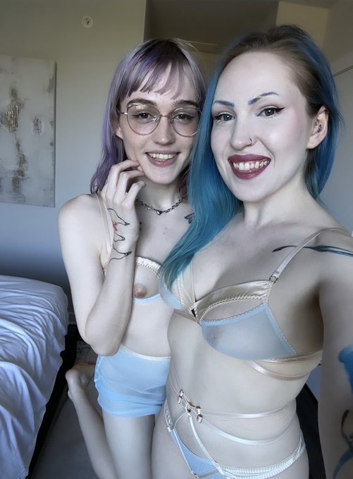 ☆ ꪜꪮꪀᛕꪖ ☆ Booking Fetcon! - 1 pic. I had the privilege of shooting lovely smut with @SymetricalGay today. She’s a delight 🩷🩵💜 Thank you @Yagathai for making it happen! https://t.co/Ljf2DeTRZF