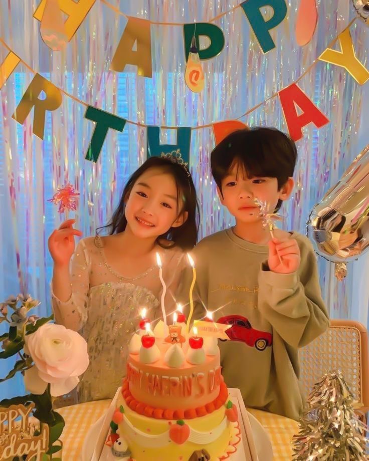 ChangbinJang's tweet photo. Vamos a celebrar al amor de mi vida, tarde, pero nunca es tarde para celebrar el día en el que nació mi rey ❤️ https://t.co/8dw7b5ArSu