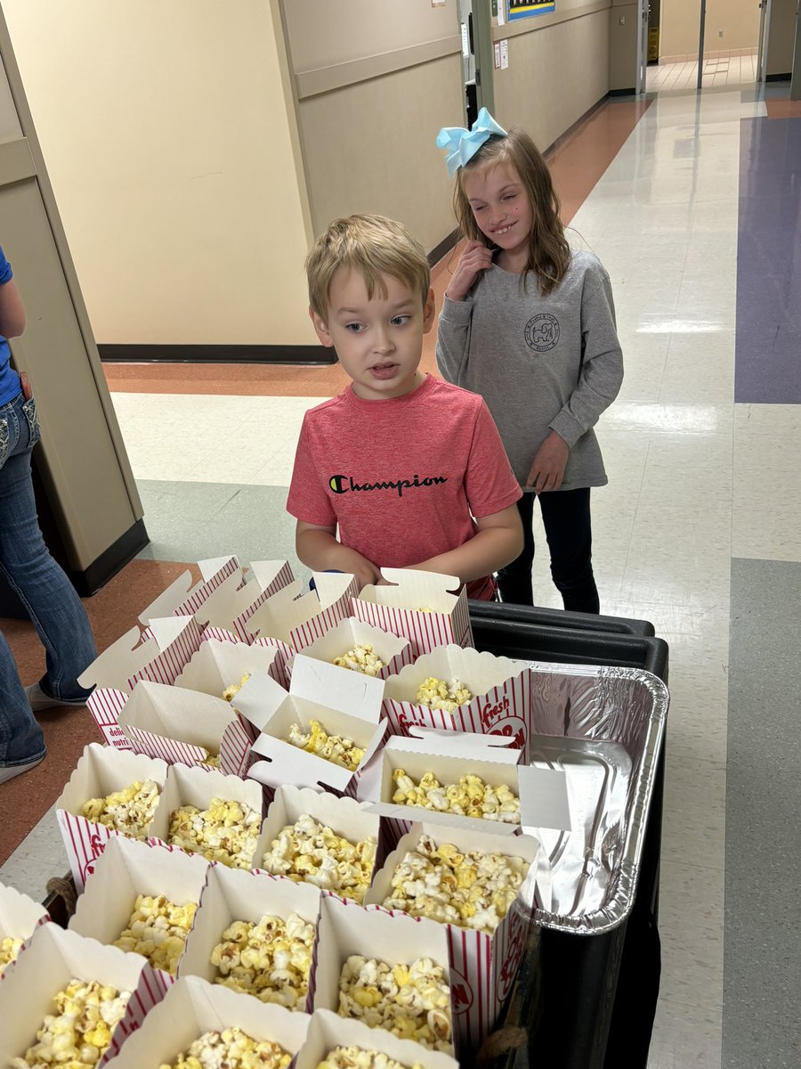 MissHoward_VRE's tweet photo. Delivering popcorn to teachers! Such a fun fun Friday which my people 💚 https://t.co/iajjqjAZBe