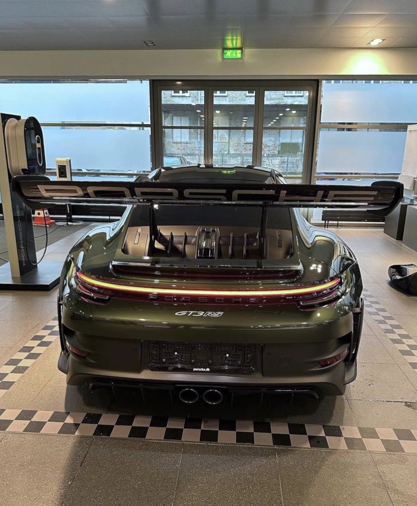 Jordan92338366's tweet photo. 992 Weissach GT3RS In PTS Oak Green Metallic 🔥 https://t.co/ETe4xNFvue