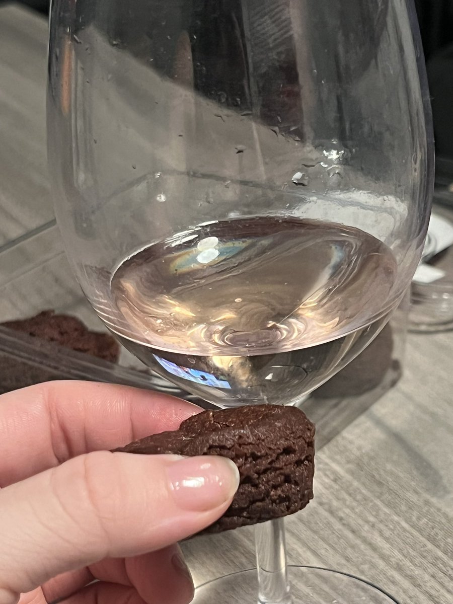 kariolisb's tweet photo. 🍷🍫❤️ https://t.co/S8iZksDO7N
