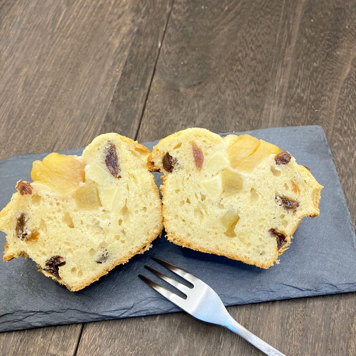 poco_hidaka's tweet photo. 林檎とラムレーズン

シャキッと食感が程よいトキ林檎を使ってコンフィチュールを作りました

#日高市 #毛呂山 #越生 #飯能 #坂戸 #入間 #川越 #カフェ #焼き菓子 #焼き菓子ギフト #お菓子屋さん #カフェ開業 #マフィン #クレープ #スコーン #パウンドケーキ https://t.co/LmBan3xWLu