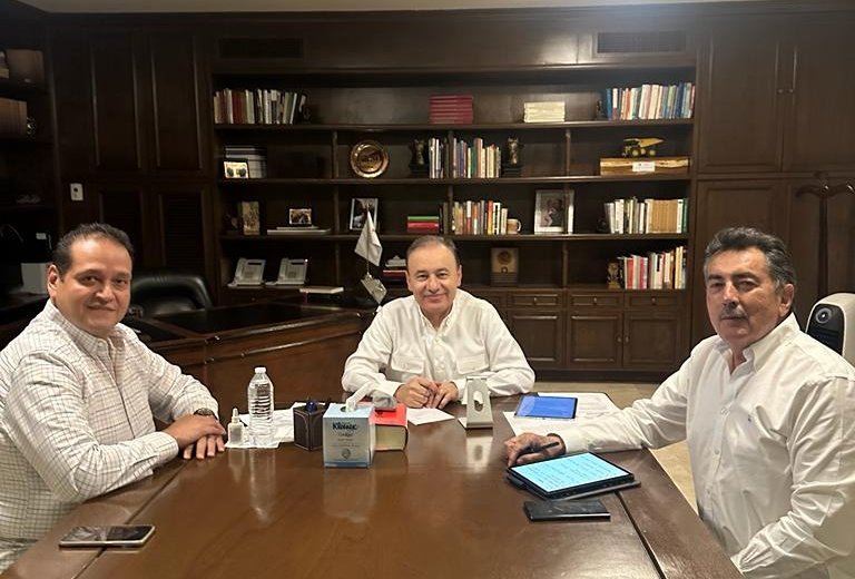 En éste momento, me encuentro reunido con mí Gobernador de Sonora <a href="/AlfonsoDurazo/">Alfonso Durazo</a> y mí Presidente Municipal de Cajeme @Cjavierlamarque. El <a href="/STIRTTnacional/">STIRTT Nacional</a> , el <a href="/gobiernosonora/">Gobierno del Estado de Sonora</a> y <a href="/MunicipioCajeme/">Municipio de Cajeme</a> , con grandes proyectos presentes y futuros.