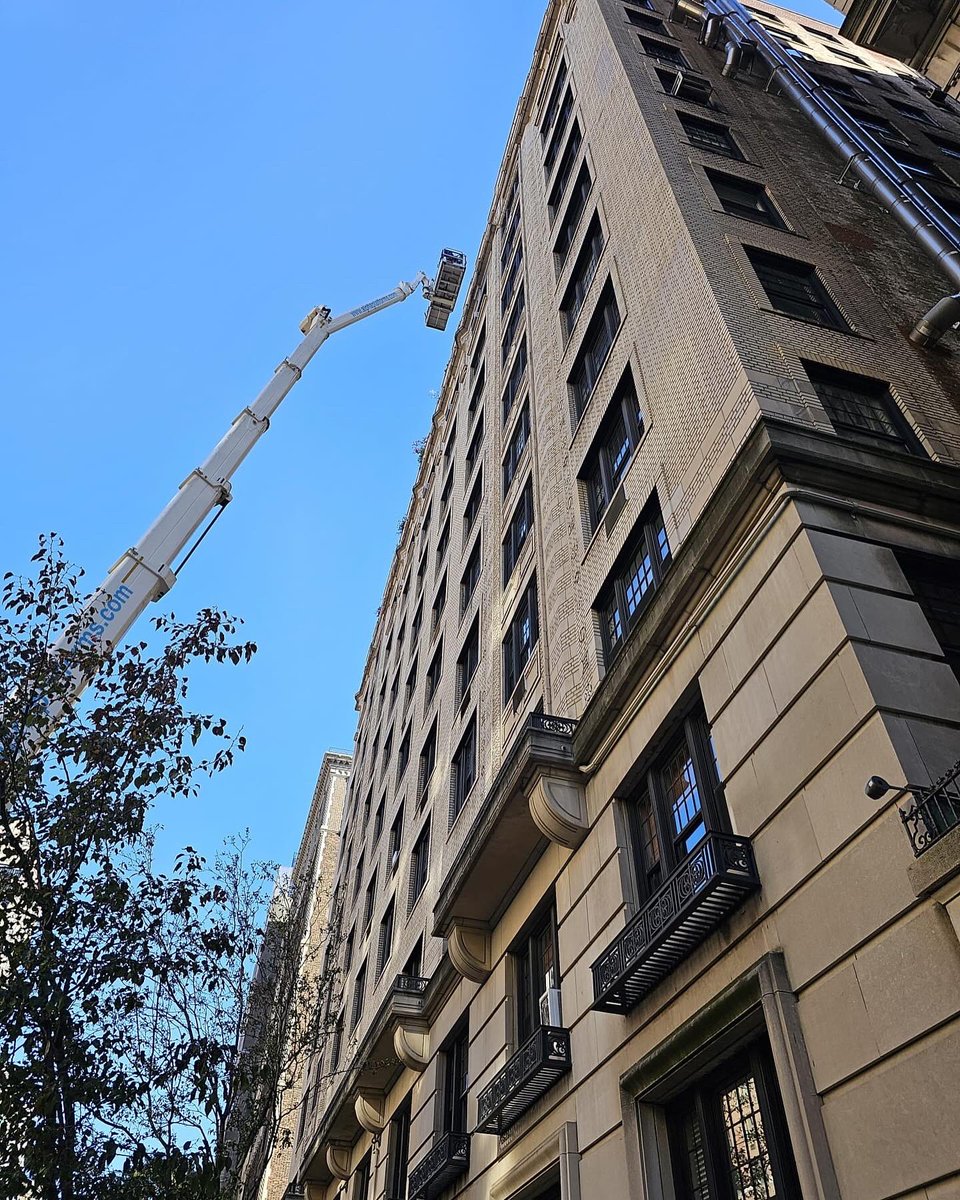 FSIArchitecture's tweet image. Another hands-on investigation. #FSIArchitecture #FacadeInspection #FISP #LL11 #FacadeSafety #ADayInTheLifeOfFSI