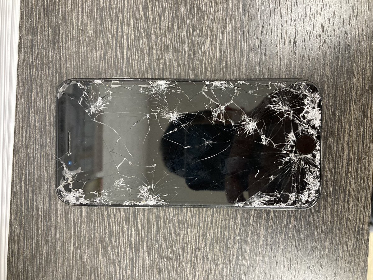 plaba_j's tweet image. iPhonese2画面交換修理致しました✨
車に轢かれてしまったそうです。

TEL072-983-6788 
iphone99.jp/index.html
お気軽にお問合せ下さい！
#iPhone8 #iPhone修理　#iPhone買取　#瓢箪山iPhone修理　#瓢箪山