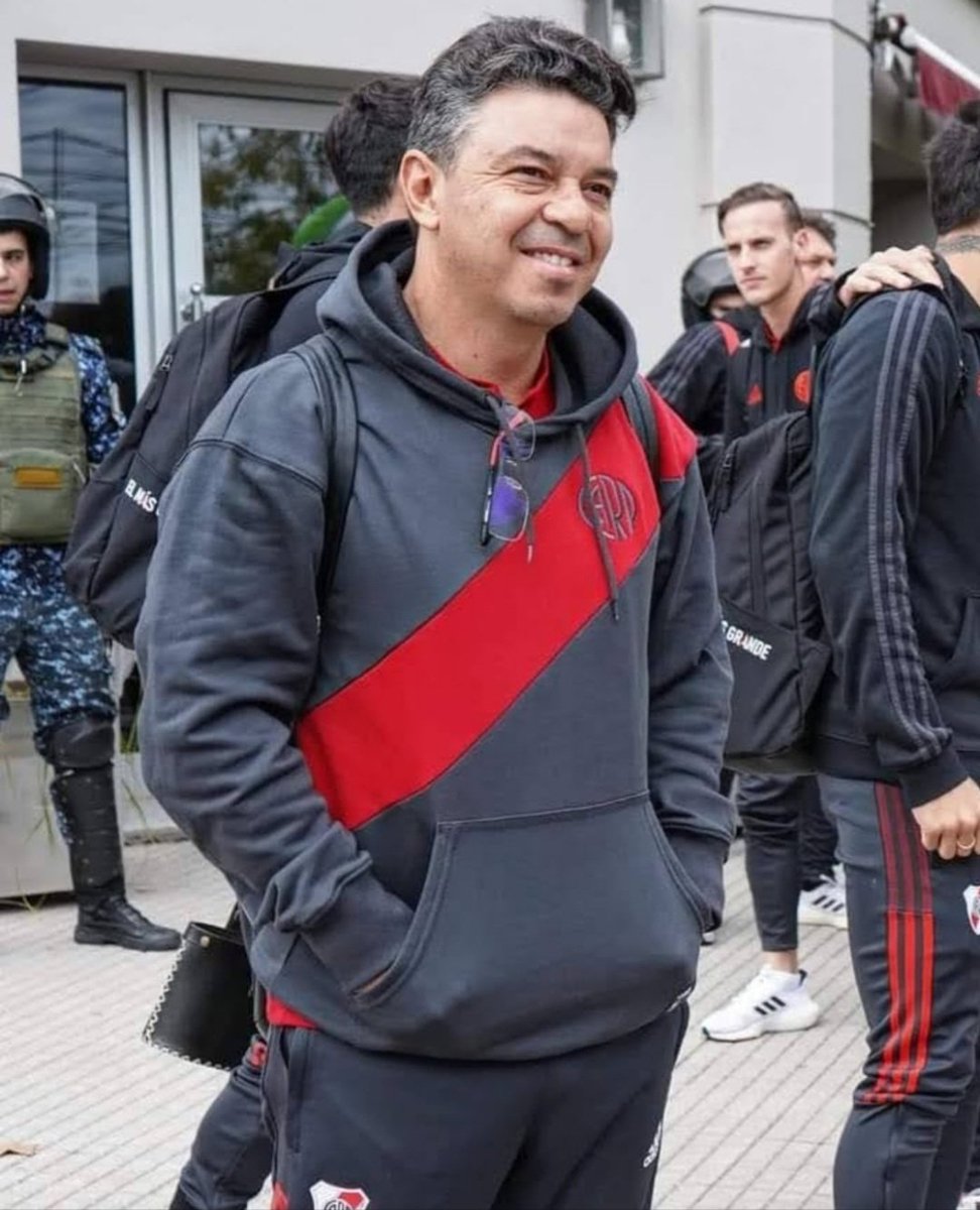 Abrázame hasta que vuelva Gallardo.