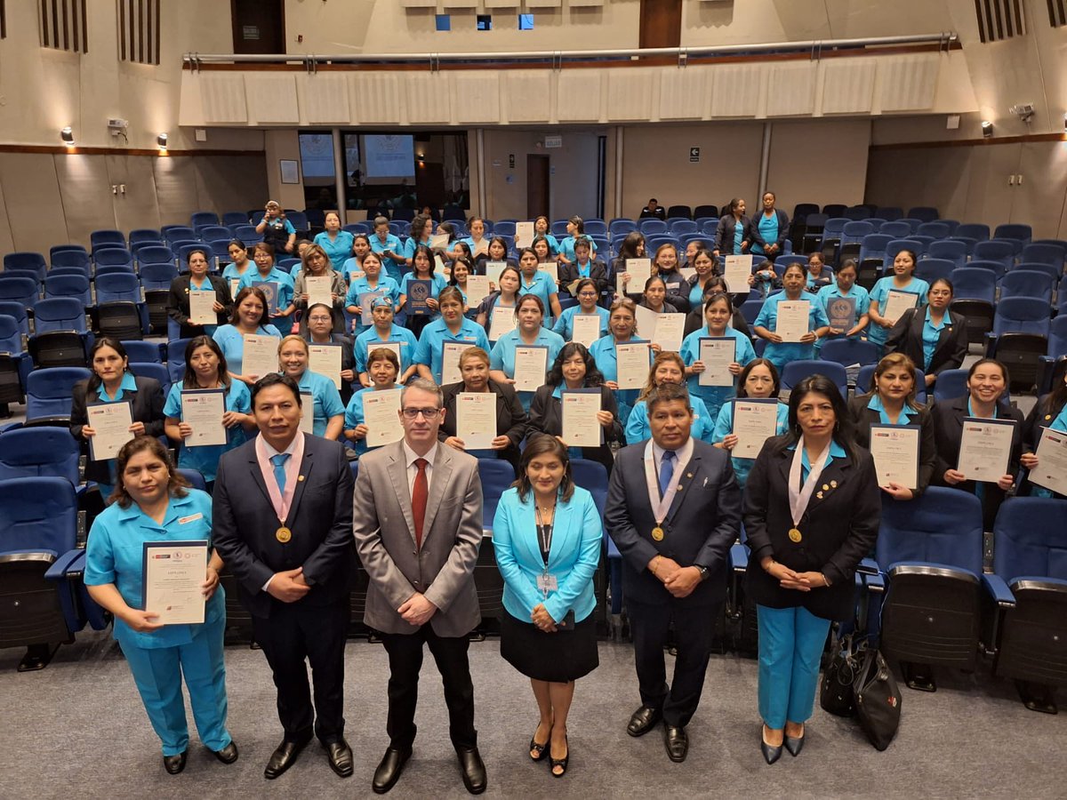 👩‍⚕️🏥 ¡Homenaje merecido a nuestros héroes! En El Agustino, reconocimos con diplomas a las enfermeras y enfermeros de @DirisLimaEste  por su incansable labor de vacunación contra la COVID-19. 🌟💉 ¡Gracias por proteger a nuestra comunidad! 👏🇵🇪