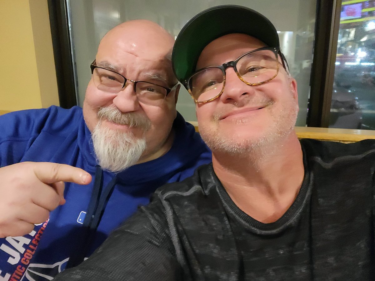 The only upside to the <a href="/sskroughriders/">Saskatchewan Roughriders</a> terrible season was winning the "wing bet" and getting to spend 3hrs catching up with <a href="/Ted_Yanko/">Mad42LA 🇨🇦🇺🇦🏳️‍🌈🏳️‍⚧️</a>