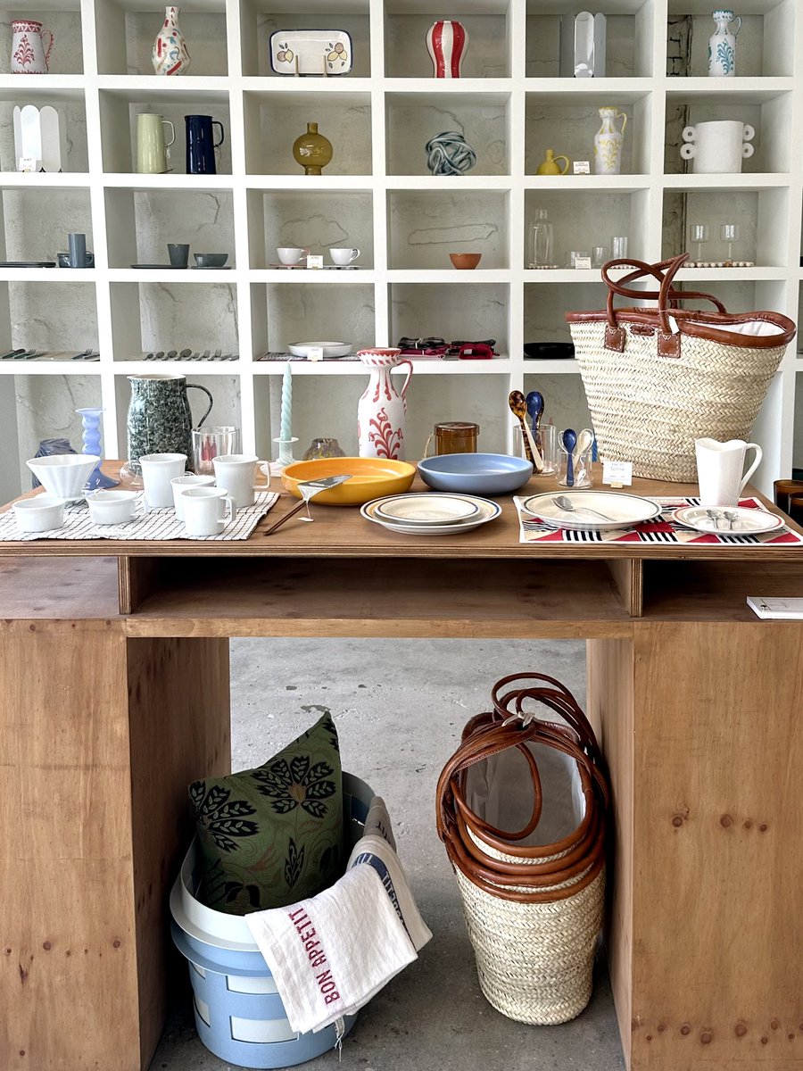 px2otx2o's tweet photo. 꽁드와 드 미라벨에 예쁜 식기 가득 🥄👒🪄🥺 https://t.co/qi1g02jJgx