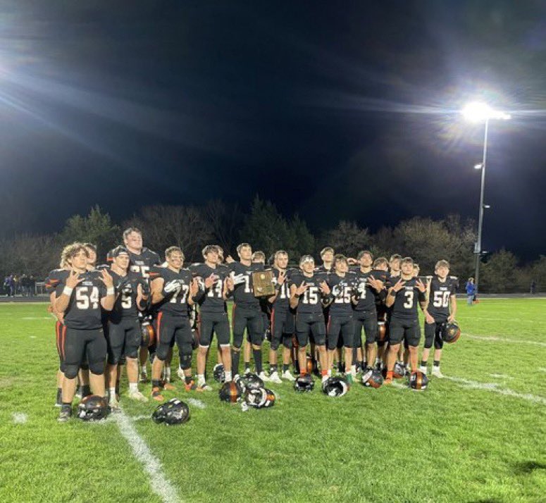 Lyndon (8M-I) improves to 10-0 tonight with 68-22 win over South Sumner. Senior QB Tanner Heckel had 8 total TDs(7rushing/1 passing) and an interception. Brings his total to 57 total TDs on the season. One of the best athletes in the state. #sportsinkansas