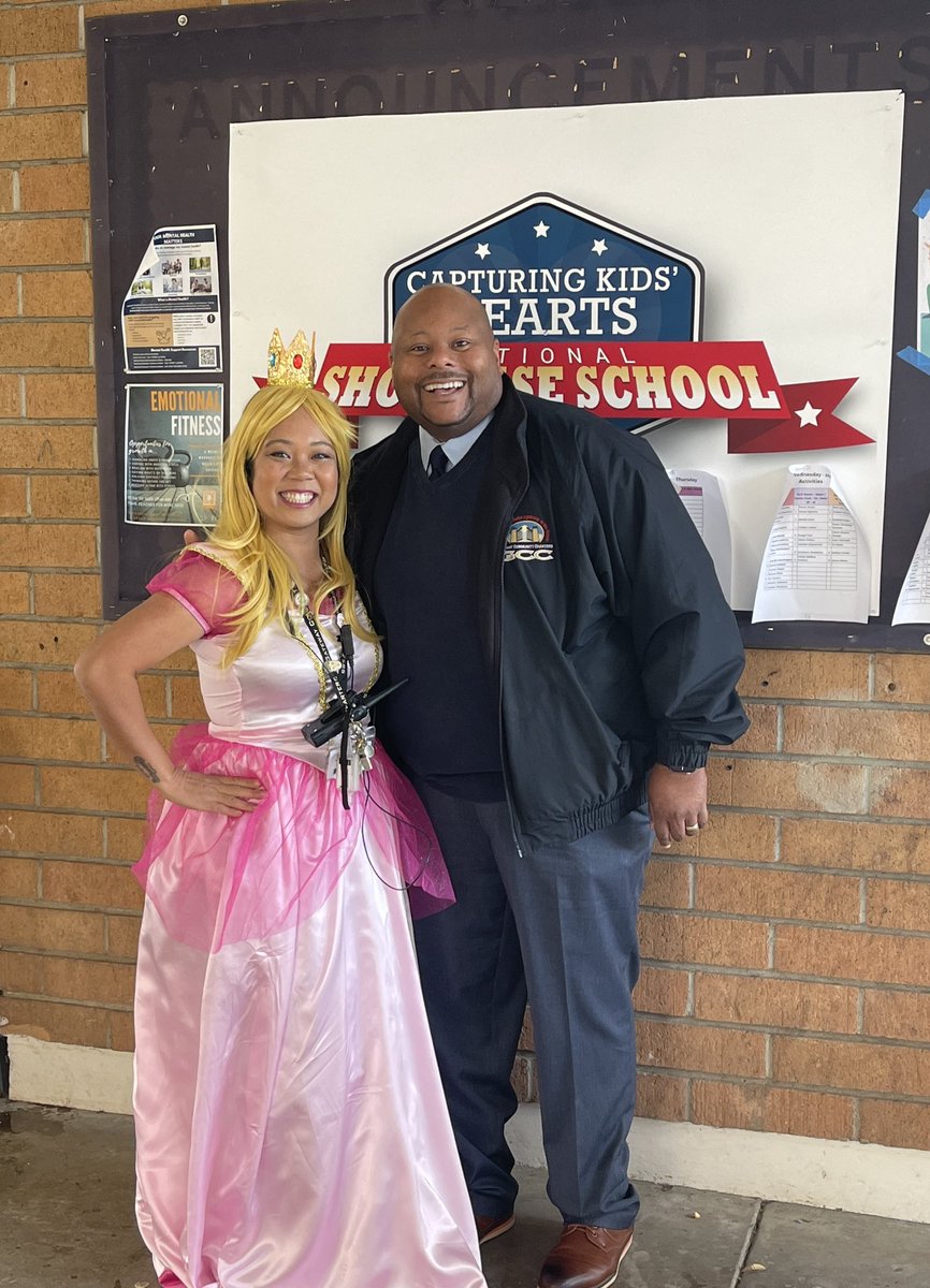 CCCS_School's tweet image. Superintendent @gcc_jsample’s  Fall tour at TK-8 Campus guided by Principal “Peach” @AngeePBriones @GCC_Charters @IHeartCKH #gcc_charters #cccstk8 #gcclevelup #ckh #CCCSPhoenix