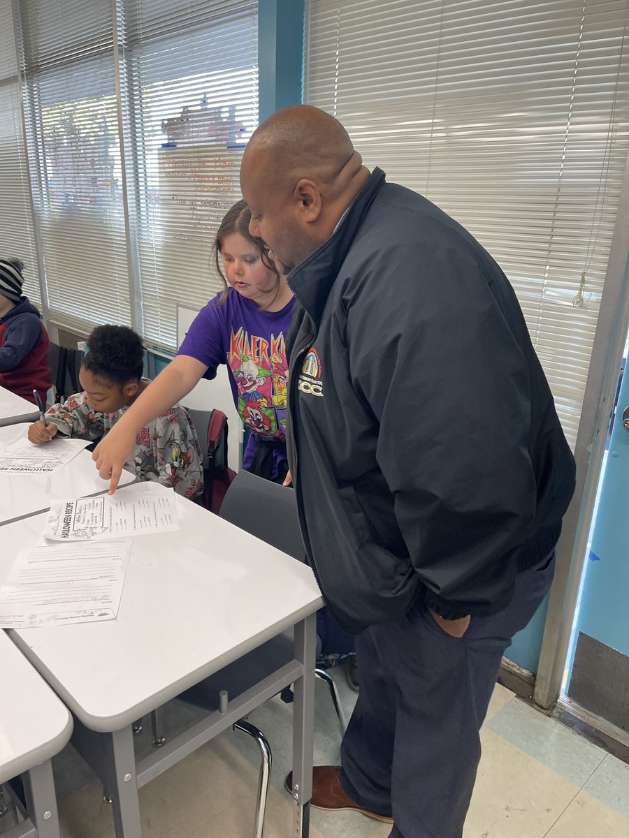 CCCS_School's tweet image. Superintendent @gcc_jsample’s  Fall tour at TK-8 Campus guided by Principal “Peach” @AngeePBriones @GCC_Charters @IHeartCKH #gcc_charters #cccstk8 #gcclevelup #ckh #CCCSPhoenix