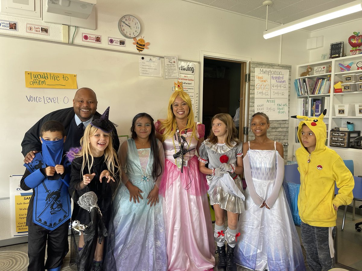 CCCS_School's tweet image. Superintendent @gcc_jsample’s  Fall tour at TK-8 Campus guided by Principal “Peach” @AngeePBriones @GCC_Charters @IHeartCKH #gcc_charters #cccstk8 #gcclevelup #ckh #CCCSPhoenix