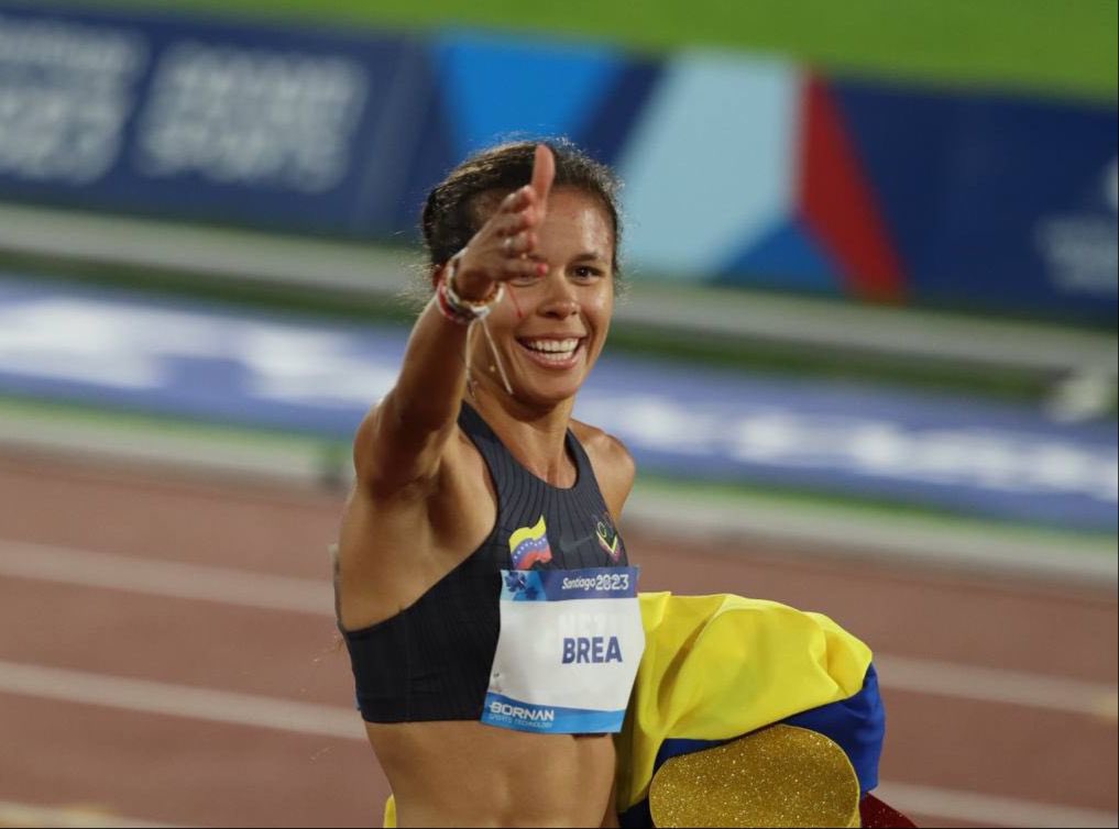 Las ocho estrellas de nuestra bandera tricolor vuelven a brillar por todo lo alto en Santiago de Chile gracias a la nueva victoria de nuestra imparable campeona Joselyn Brea, quien superó con un notorio éxito la prueba de los 1500mts con un tiempo de 4:11.80 .

¡Felicidades