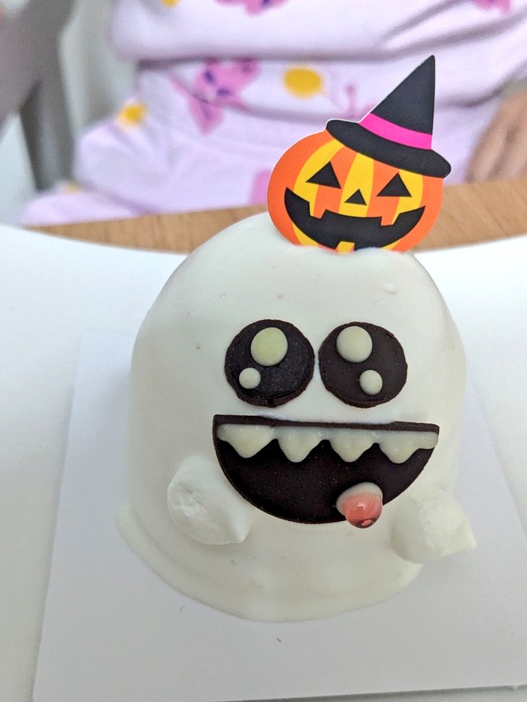 T66391587's tweet photo. ハロウィンだったので子どもといっしょにケーキ！
見た目もかわいいし、味も美味しかった！

#ハロウィン
#アトリエノア
#SDG昭和電機グループ
#子ども手当 https://t.co/w2KoGdDRN5