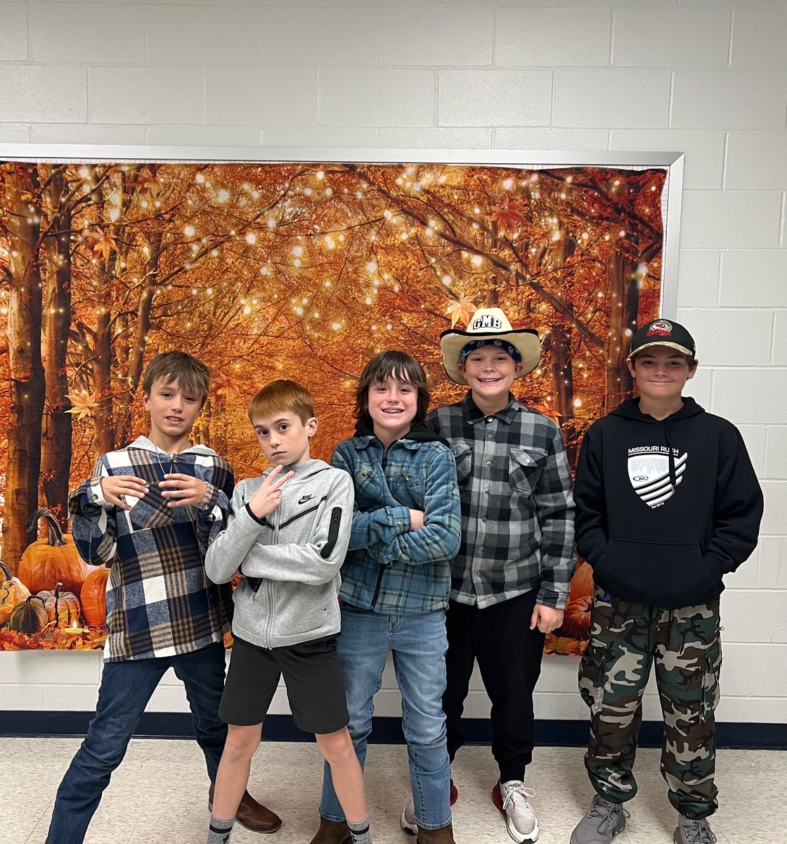 TrishaGrantham5's tweet image. Ashton’s 1st Middle School Dance and Bonfire🔥 Alan and I had fun volunteering 🐾💙🤠#WSMSPTO #fridaynightfun #WSMSwolves #Yeehaw #WSMSfallbonfire @ag_stl @WSMSwolves @ABuhr_WSMS @PtoSms