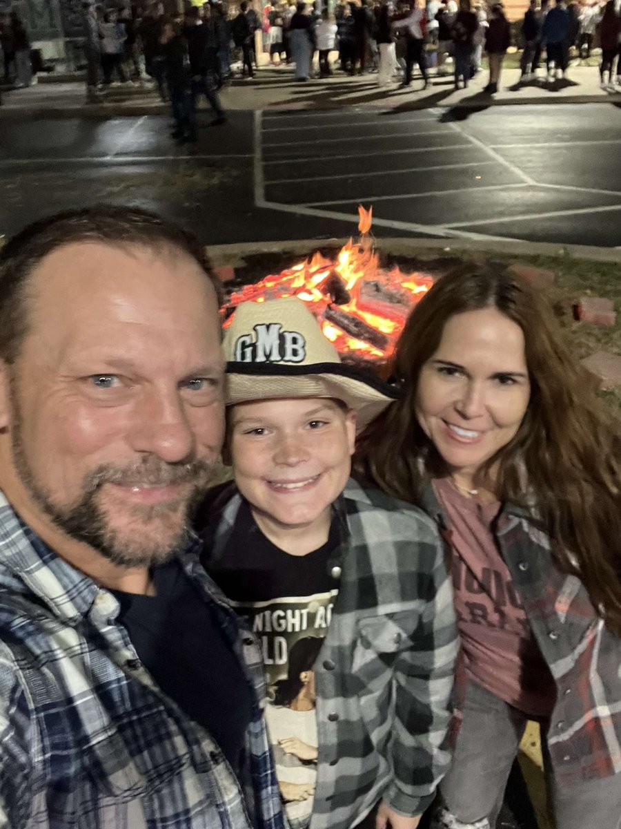 TrishaGrantham5's tweet image. Ashton’s 1st Middle School Dance and Bonfire🔥 Alan and I had fun volunteering 🐾💙🤠#WSMSPTO #fridaynightfun #WSMSwolves #Yeehaw #WSMSfallbonfire @ag_stl @WSMSwolves @ABuhr_WSMS @PtoSms
