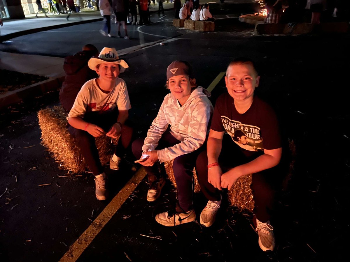 TrishaGrantham5's tweet image. Ashton’s 1st Middle School Dance and Bonfire🔥 Alan and I had fun volunteering 🐾💙🤠#WSMSPTO #fridaynightfun #WSMSwolves #Yeehaw #WSMSfallbonfire @ag_stl @WSMSwolves @ABuhr_WSMS @PtoSms
