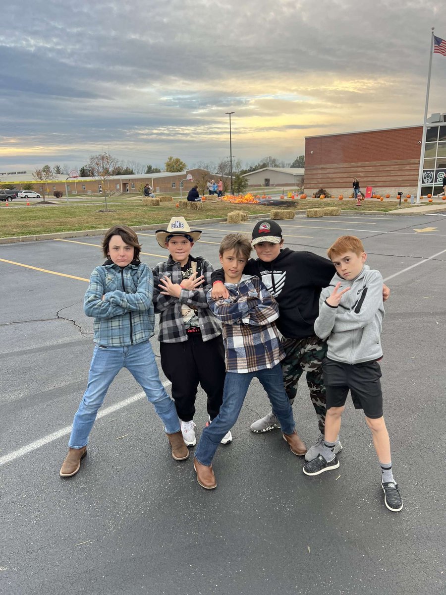 TrishaGrantham5's tweet image. Ashton’s 1st Middle School Dance and Bonfire🔥 Alan and I had fun volunteering 🐾💙🤠#WSMSPTO #fridaynightfun #WSMSwolves #Yeehaw #WSMSfallbonfire @ag_stl @WSMSwolves @ABuhr_WSMS @PtoSms