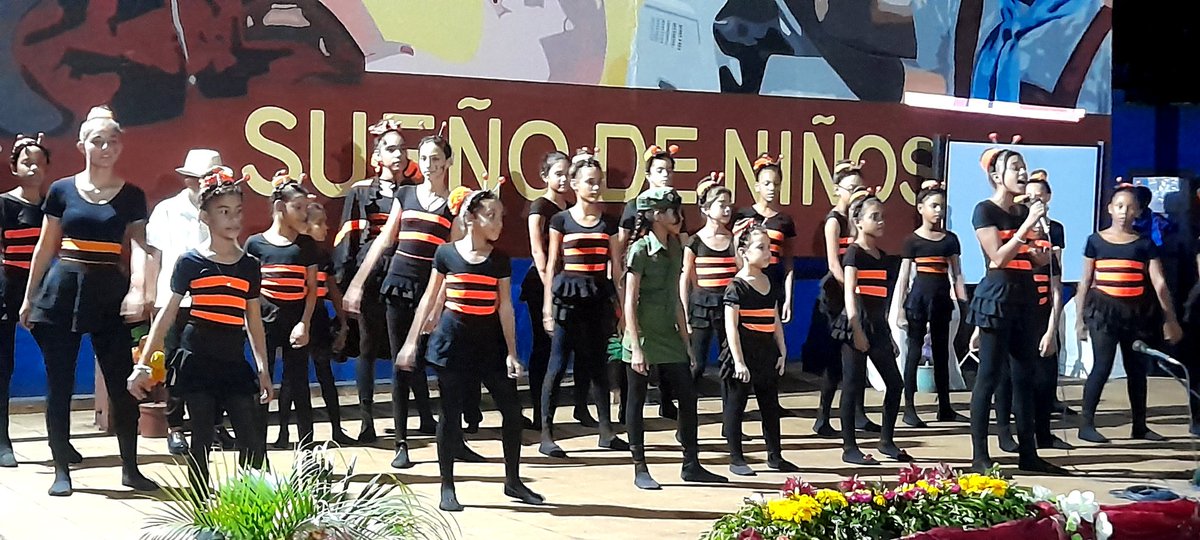 Yoandrys81MB's tweet photo. La noche moense se vistió de gala para celebrar el XI Congreso de la #FMCMoaMujeresEnDesarrollo con la presencia de Teresa Amarelle Boué, miembro del Buró Político y Secretaria General de la organización. #PCCMoaTrabajaYEnaltece
#FMCMoa
@ErnestoSV8
@AlexCespedes00 https://t.co/vI7OpOB2sq