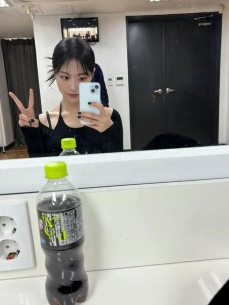 dailyaeong's tweet photo. she never fails to get the newest iphone every year

[🎧] #LOONA #LOOSSEMBLE #HYUNJIN https://t.co/Hf2nQ0rsrn