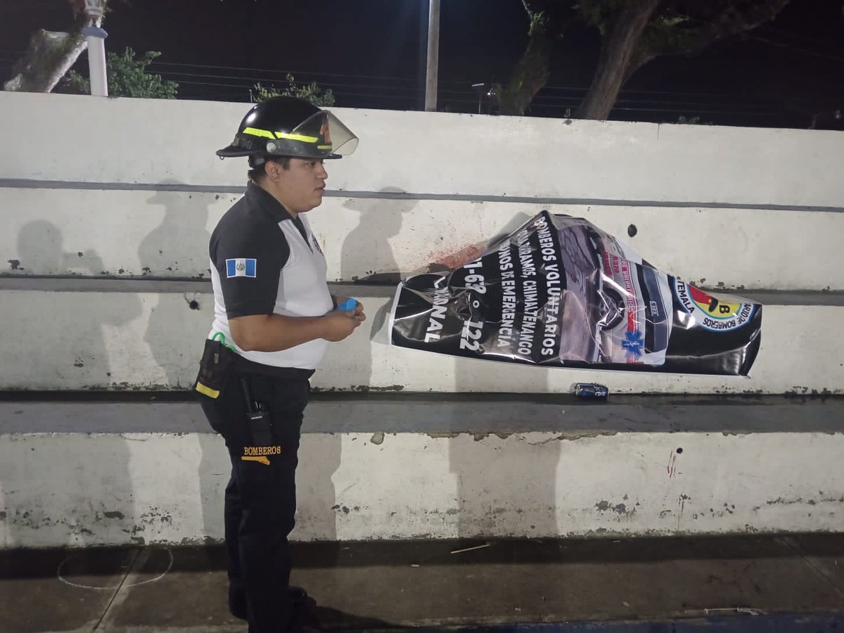 Ataque armado en el parque central de Parramos, departamento de Chimaltenango, deja a un hombre fallecido, dos hombres son atendidos y trasladados al hospital local, presentan heridas de bala en diversas partes del cuerpo. 

#CVBalServicio