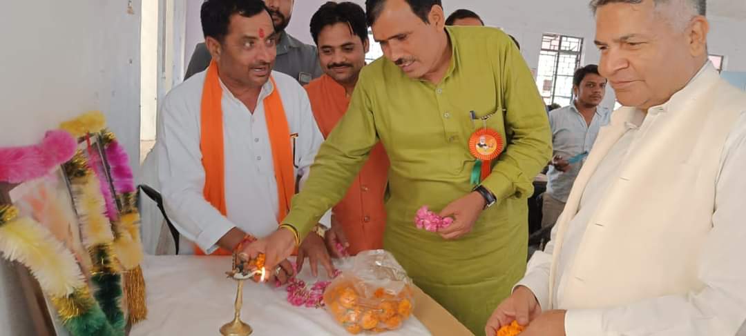 KCMishrabjp's tweet photo. कल बोटर चेतना महा अभियान के तहत  मंडल कलान मिर्जापुर एवं परौर मंडल की बैठक की बैठक में जिला महामंत्री श्री रमाकांत मिश्रा जी जिला मंत्री श्री दिनेश मिश्रा जी श्री विनय शर्मा जी मंडल अध्यक्ष संजय सिंह पंकज पांडे राजीव गुर्जर चेयरमैन हरिनरायण गुप्ता जी श्री रामगोपाल वर्मा जी https://t.co/bpLqtxRb4P