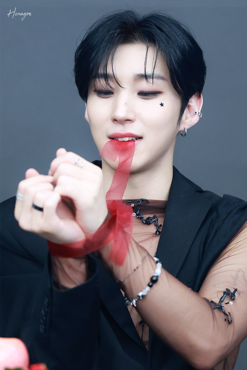 hexagon_mju's tweet photo. 231103 케타포 팬사인회 

어..어... 어...🎀

#문종업 #MoonJongup #XOX 
#문종업_SOME #팀24시 #BAP #비에이피 
@jongup_official https://t.co/wXJvL9nNNp