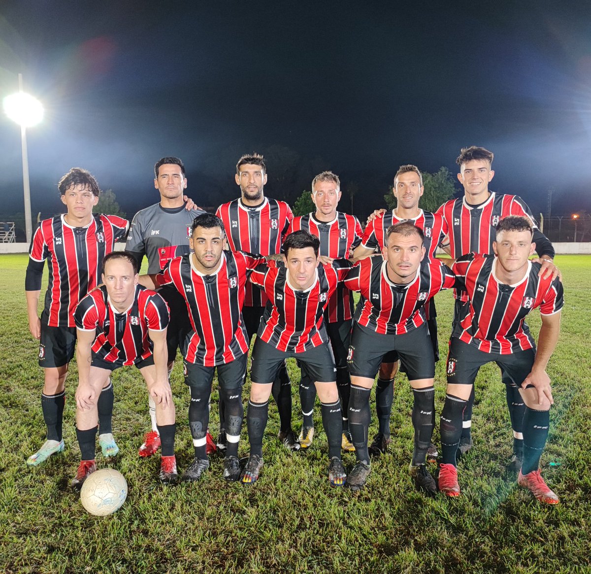 AlmafuerteLV's tweet photo. ⚽ TRIUNFAZO TRICOLOR ⚽

✅ Con goles de Ojeda y Borgarello, superamos 2-1 a Sociedad Sportiva Devoto en condición de visitante.

❌ La reserva cayó 3 a 1.

⚽ Bosio anotó el gol Tricolor.

¡SEGUIMOS CRECIENDO JUNTOS!

#ClubAlmafuerte #futbolmayor https://t.co/gY16UCTg9U