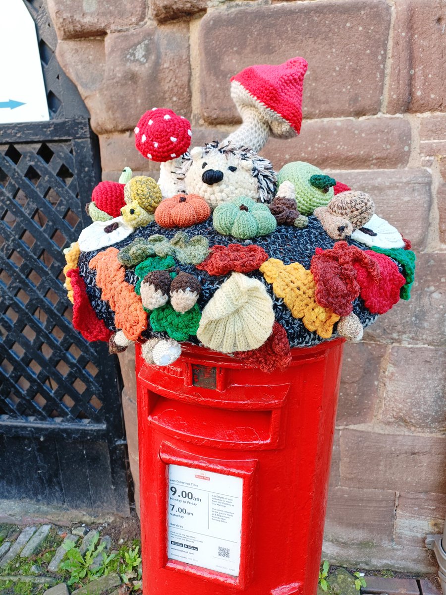 An autumnal postbox topper in #RossOnWye 🍁🍂🍁🍂
A lot of effort has been put into this intricate topper. Thanks to whoever is doing it, it brightens up my day to see a new design every few weeks 😃📮📮📮📮
#PostboxSaturday