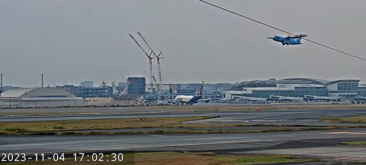 4iuv3KDdMn1YDx5's tweet photo. やっと来ましたアトラスジャンボ
豪快なスモーク出ましたね✨
沢山の方に見ていただき、ありがとうございました。
みぞかちゃんも今日は低めの離陸で
コラボりました😁
#福岡空港ライブカメラ
#福岡空港
#Atlasair #B747 #N481MC
#天草エアライン #JA01AM https://t.co/8uCzm38x9i