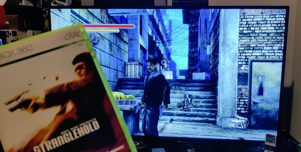 Sancha_Otoko's tweet image. Aujourd'hui, on rebranche la #xbox360 pour une partie de #stranglehold créé par John Woo avec Chow Yun Fat comme perso jouable.
Je suis un grand fan de The Killer, c'est pourquoi ce jeu, c'est un peu ma madeleine de Proust.
