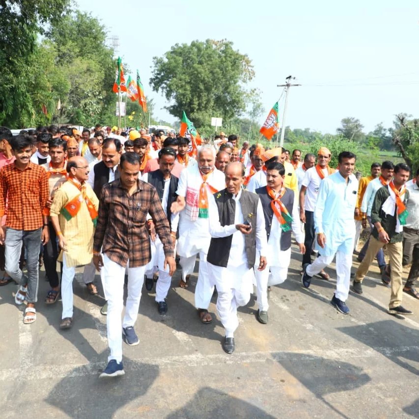 Dangihajarilal's tweet photo. आज ग्राम पीपलियाकला में जनसंपर्क के दौरान लोगो का उमड़ा जनसैलाब और उसके साथ मुझे भी बहुत प्यार और सम्मान दिया लोगो ने जिसमे आने वाली 17 नवम्बर को कमल वाला बटन दबाकर भाजपा पार्टी को भारी बहुमत से विजयी बनाने की अपील की।🙏🏻
#पूरा_खिलचीपुर_भाजपामय
#khilchipur
#Vote4MP
#Vote4BJP https://t.co/GEJrc25doC