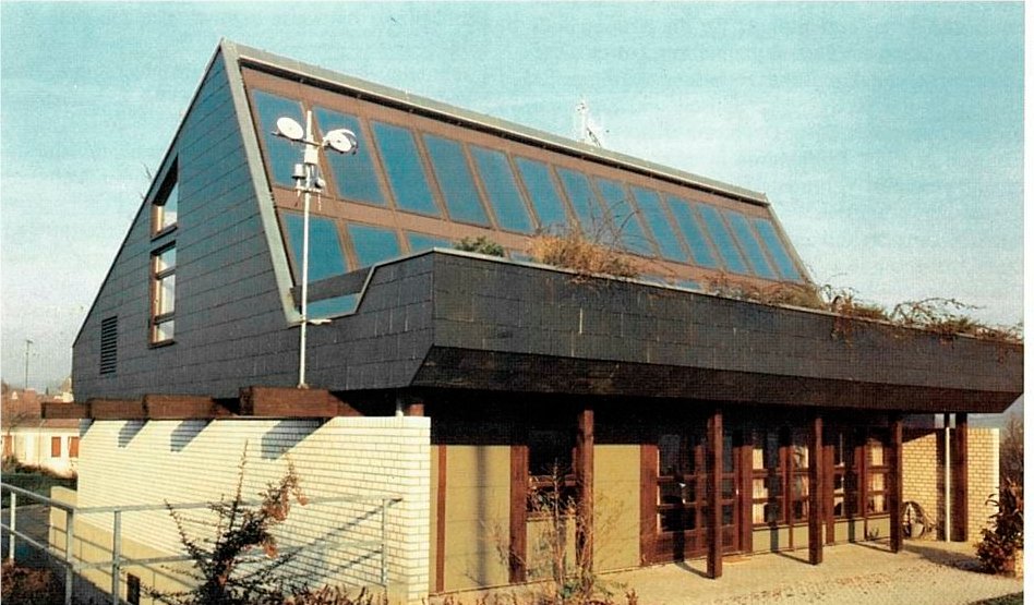 BoschPresse's tweet photo. 👀 Wussten Sie ...??? 
Dass die #Wärmepumpe mit dem Kühlschrank "verwandt" ist? 
Dass Bosch die Wärmepumpen-Technologie bereits in den 1970er Jahren im Tritherm-Haus in Wernau erprobt hat? 
Mehr zur Geschichte der Wärmepumpe allgemein &amp; bei Bosch 👉 https://t.co/BRdCJcYQiZ https://t.co/txt0XmbyQM