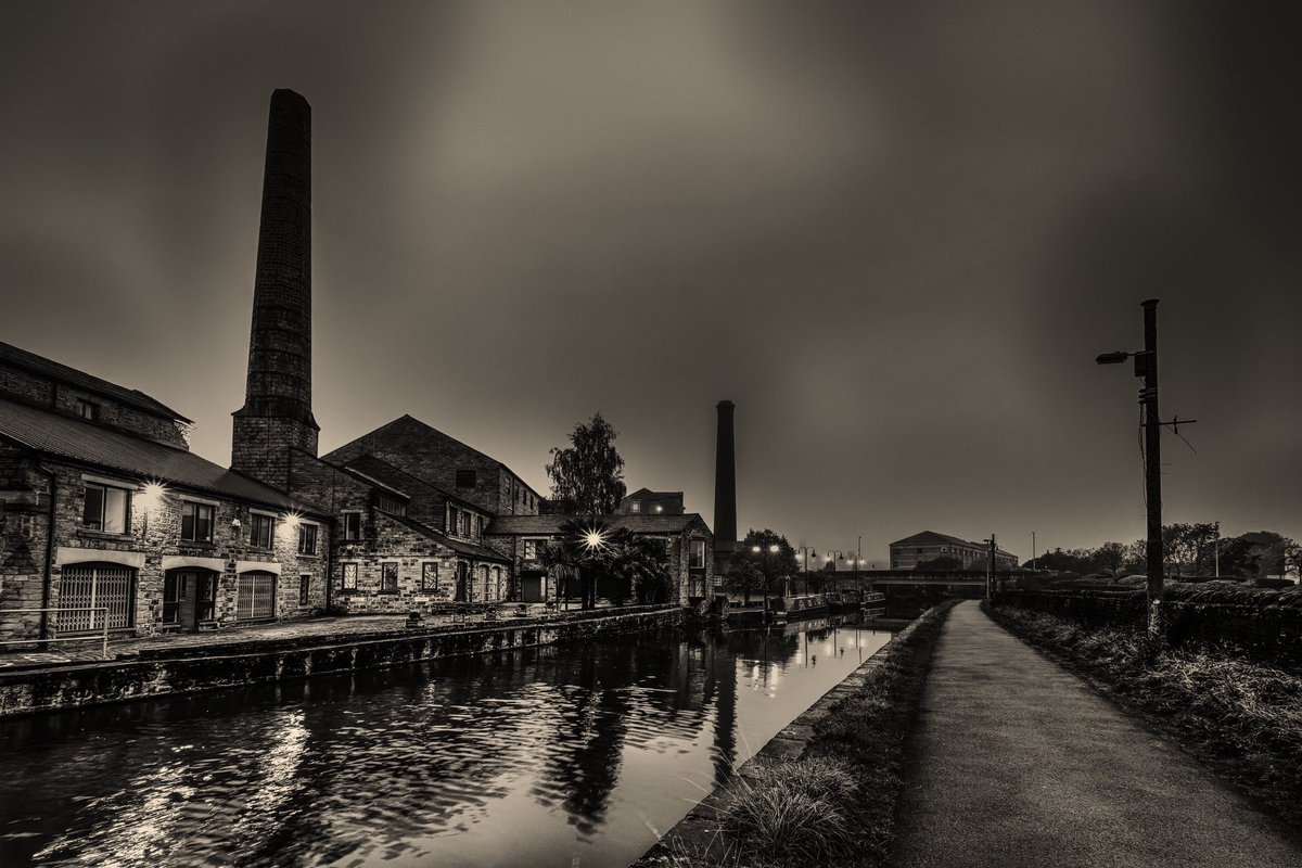 Early morning looking towards Saltaire @ThePhotoHour @BradfordNature @Bradford_TandA @CanalRiverTrust @visitBradford @clarkysal #landscapephotography #blackandwhitephoto #leedsliverpoolcanal #shipley #saltaire @SaltaireWebsite