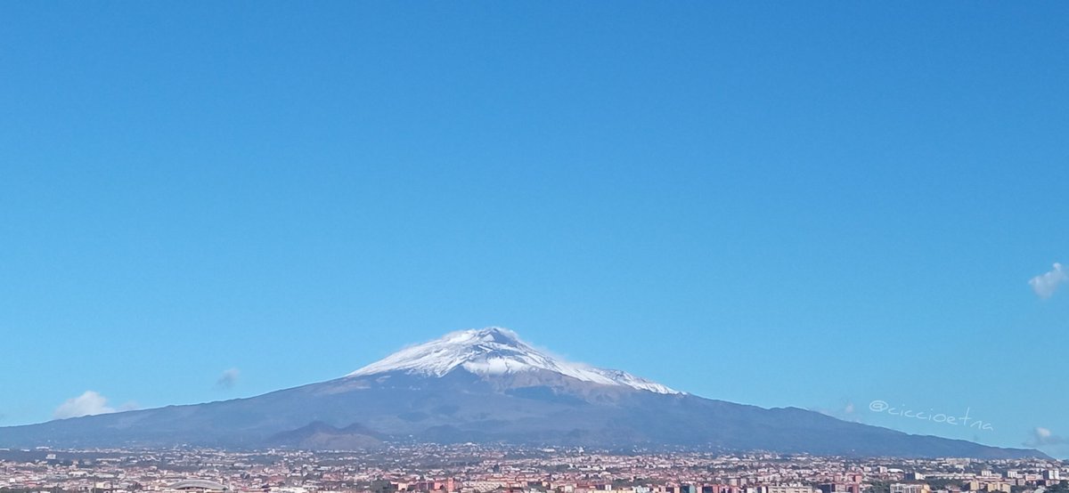 ciccioetna's tweet photo. " Quando la corrente sfiora la cima innevata dell' #Etna a #Catania arriva sempre aria fresca come quando apri il congelatore a casa." ;)

#primaneve #Sicilia #Sicily
#4novembre2024 https://t.co/Td6F7Au7EH