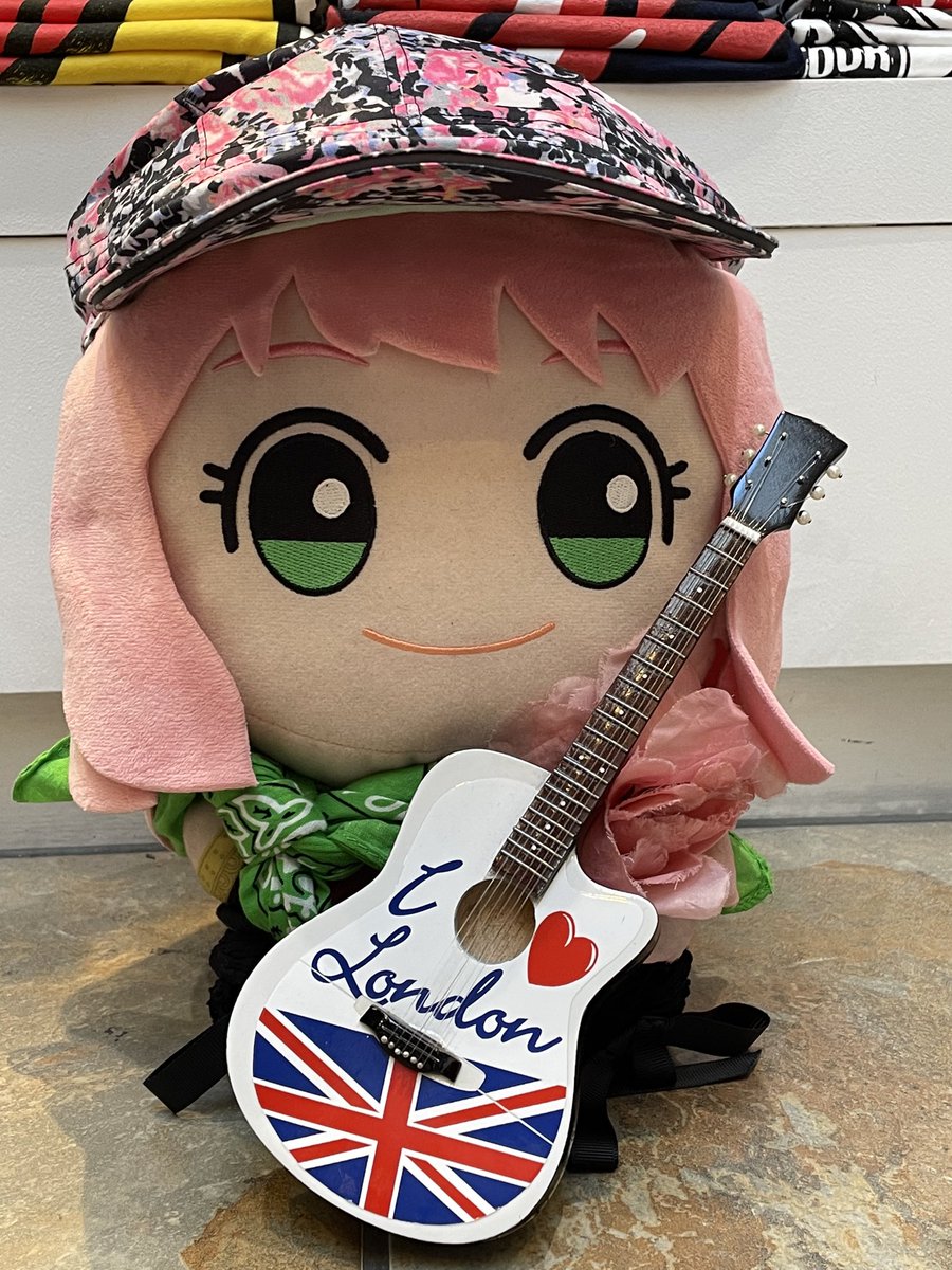 Yoko versus Santana… who wins ??  #gashapon #adventure #gashapondoll #japanesedoll #city #london #lifestyle #fun #cute #yoko #little #globetrotter #photography #guitar #life #music #little #miniature #rock #ROCK_STAR #Trending #pink #portobello #rockstyle #doll #photooftheday