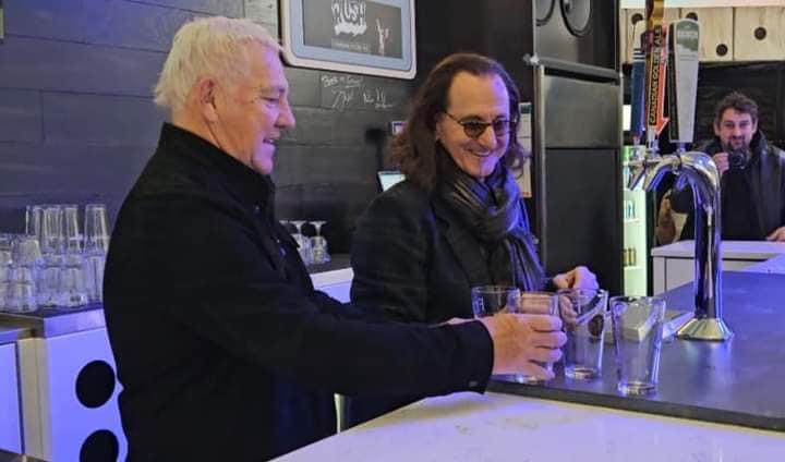 LimboRush's tweet photo. al Pearson Airport di Toronto aperto lo spazio Henderson Brewing Co ...con due nostre conoscenze al banco :)
#geddylee #alexlifeson #rushbeer #hendersonbeer #rush #pearsonairport https://t.co/yivILSCbgi