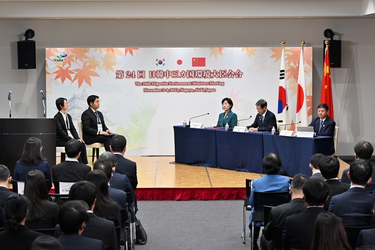 Kankyo_Jpn's tweet photo. 4日、#伊藤信太郎環境大臣 は、韓国の韓和真環境部長官、中国の黄潤秋生態環境部長とともに、#TEMM24 ユースフォーラムの参加者からユース会合結果の報告を受けました。大臣は、ユース世代とともに、#気候変動 や #生物多様性 の損失、#循環経済 の構築といった課題に、取り組んでいく旨述べました。 https://t.co/i96ooNFrPS
