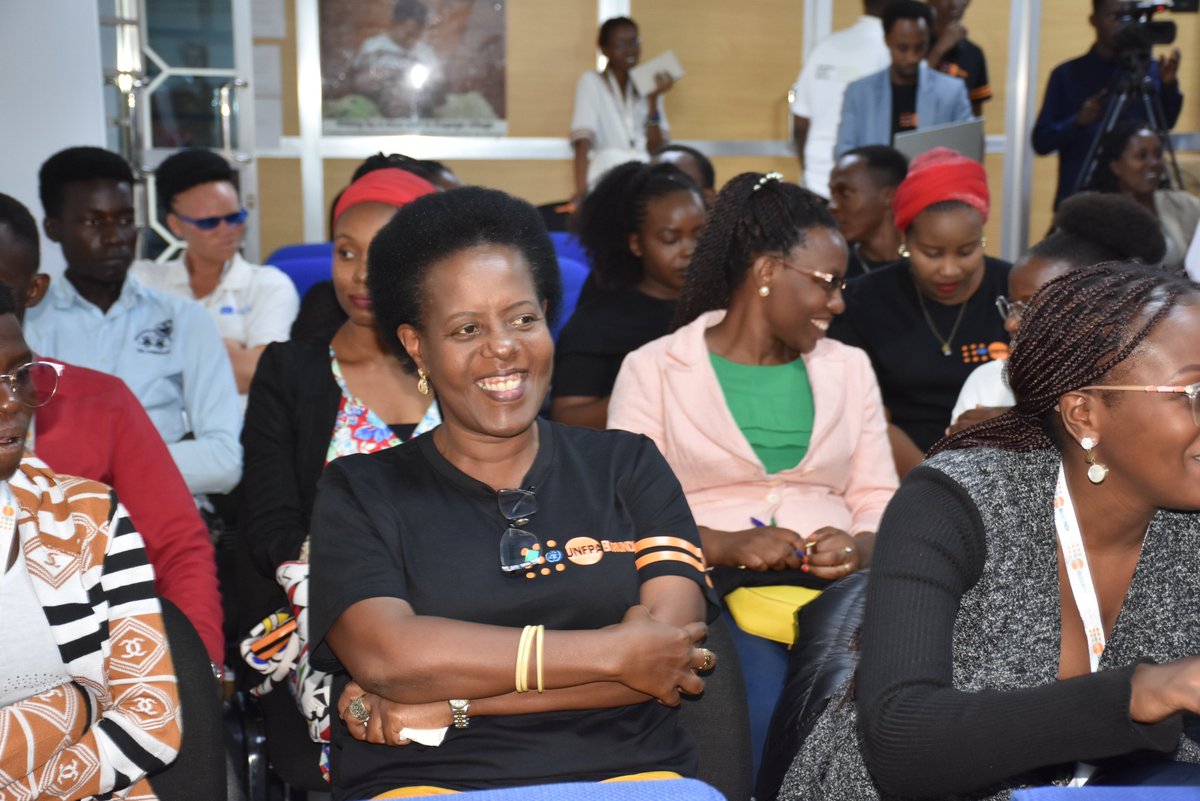 Ce fût une soirée impressionnante remplie de plein d'énergie et de motivation pour pousser la jeune fille et les jeunes en général à croire en eux-mêmes et de devenir le changement et l'inspiration qu'ils cherchent ailleurs. 
#youthempowerment
#LeaveNoOneBehind
#youthpower