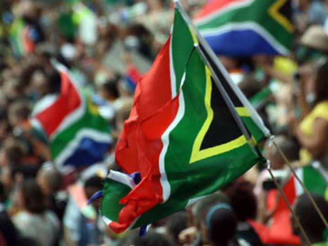 Food for thought #saturday 
🤔
Isn’t it fascinating that a coach, 23 players and their support team can unite our country in 80 minutes? Yet the ANC and it’s lack lustre presidents have tarnished everything Mandela stood for and can’t do it in 30 years. 
🤔
#StrongerTogether