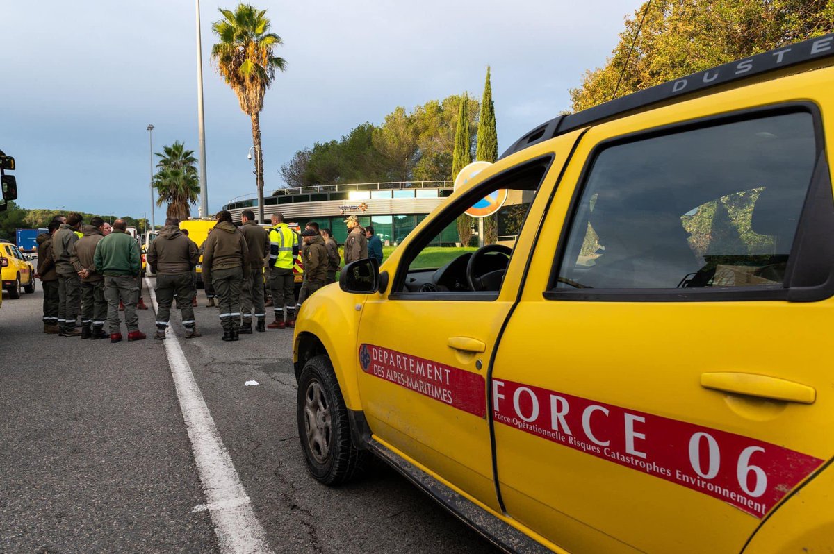 eciotti's tweet photo. Suite au passage de la #TempeteCiaran, le Département des Alpes-Maritimes se mobilise activement. 
 
32 agents de Force 06 sont partis ce matin en direction de Brest.

Avec @ca_ginesy et la majorité départementale, nous venons en aide aux populations sinistrées. https://t.co/0W5DekhwGr