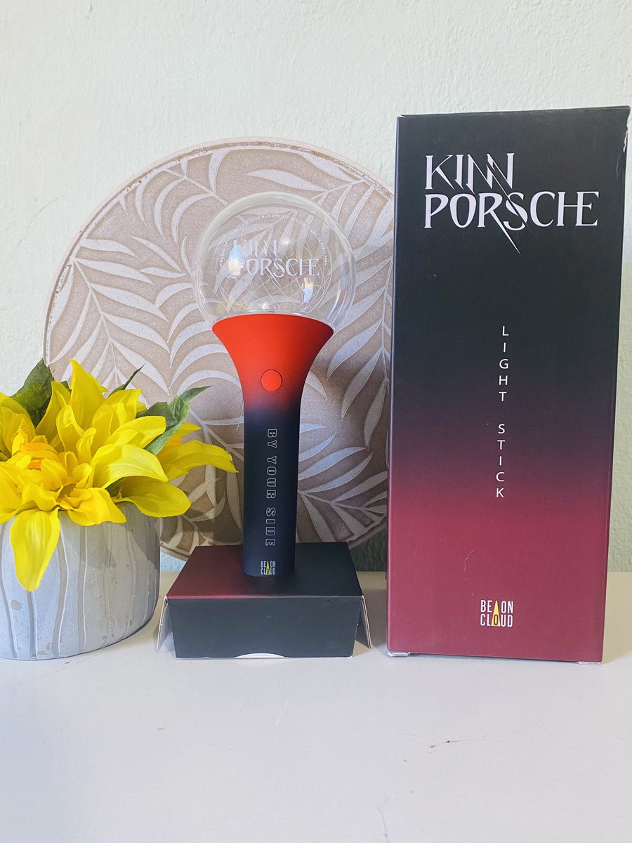 GCYessenia18's tweet photo. With my heart crying I’m selling my lighstick and necklace from KinnPorsche, please help me to found a lovely home for them 🛐.

Send me DM if you are interested 🙌🏼.

#KinnPorscheTheSeries #apocolleagues #GreenyRose #MileApo #MilePhakphum #Nnattawin https://t.co/kPCKSrTOqA