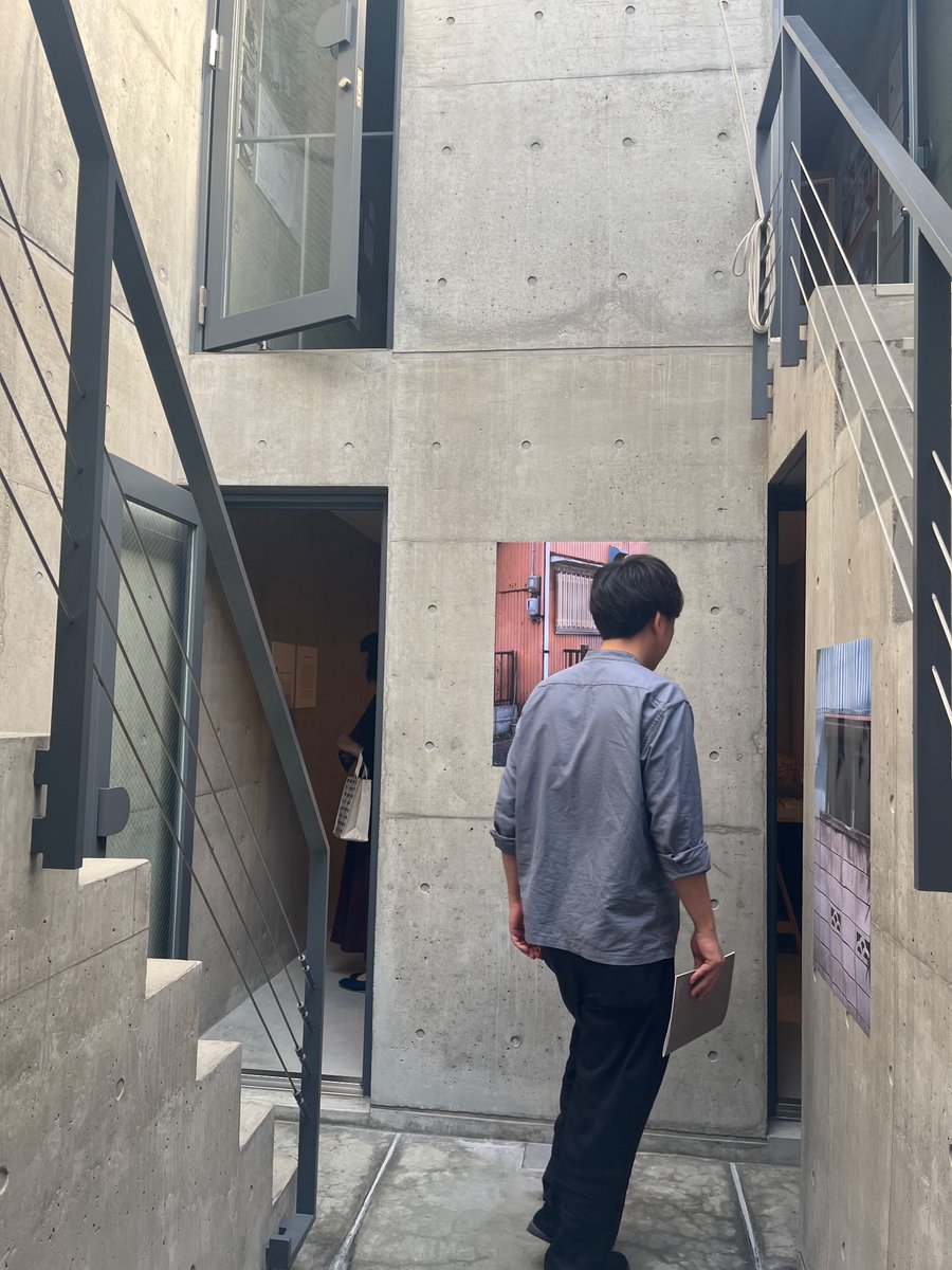 ArchiOfTheYear's tweet photo. 展示会の様子です！吹き抜けからの日光が心地よく壁面を照らしています。
お散歩がてらお立ち寄りくださいませ🙆
#日本橋の家#アーキテクツ・オブ・ザ・イヤー#建築 https://t.co/aDdHjvVJ8D