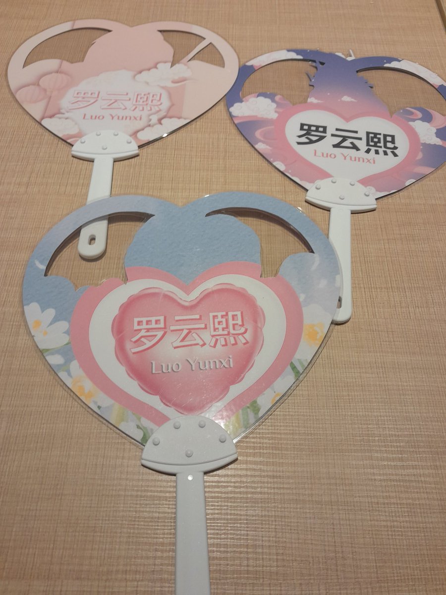 PATA_Shop88's tweet photo. สนใจลายไหนทักได้จ้ารับสินค้าหน้างานพัด2ด้านราคา 80บาท #SpecialLiveShowLuoYunxi https://t.co/qdsOSe98LJ
