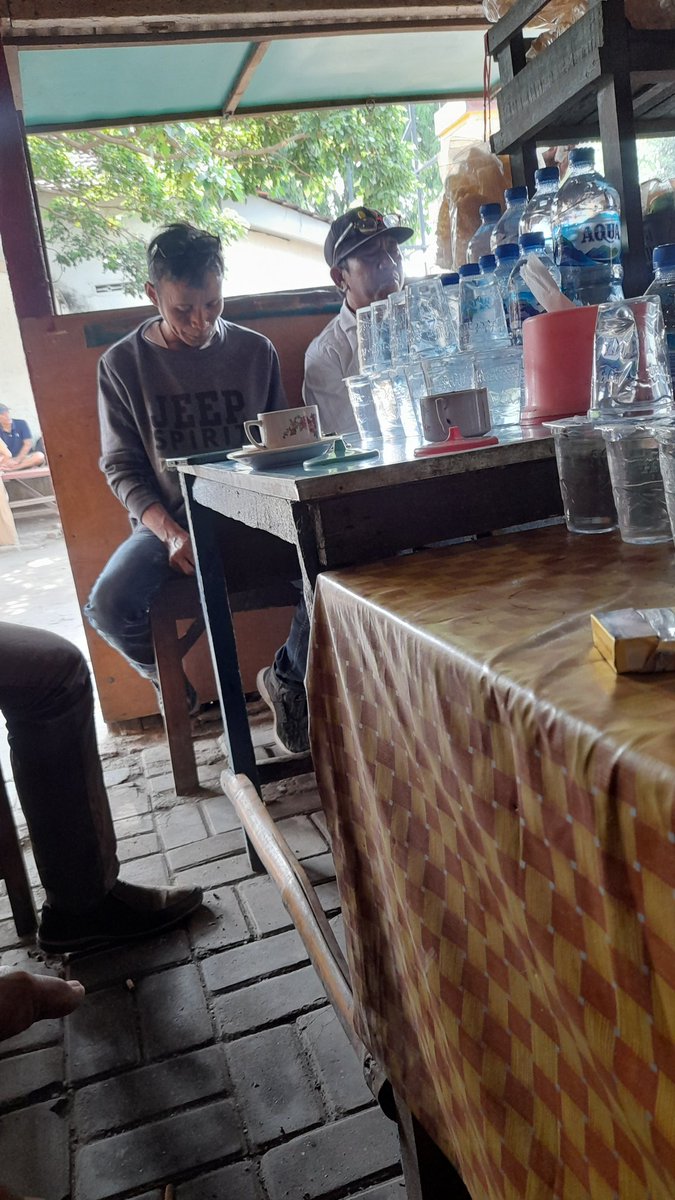 Obrolan ngopi pagi di warung ndeso. Nggak mau kalah dgn elit yg di pusat, obrolannya seputar Pemilu '24. Pro kontra, gontok2an jg tampak layaknya di tipi. Asyik, Indonesiaku penuh perbedaan. Meski beda haluan, ngopi tetep di warung yg sama..