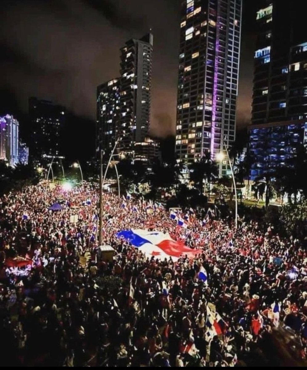 eltitindiaadia's tweet photo. De quien sea la foto, es de premio.  Además, seguro pasará a la historia como una de las que ilustrarán en los próximos años esta parte oscura de nuestra historia, pero (mucho) muy digna en su lucha. 
Al dueño o dueña, ¡fotón! https://t.co/dfsg2NFwXC