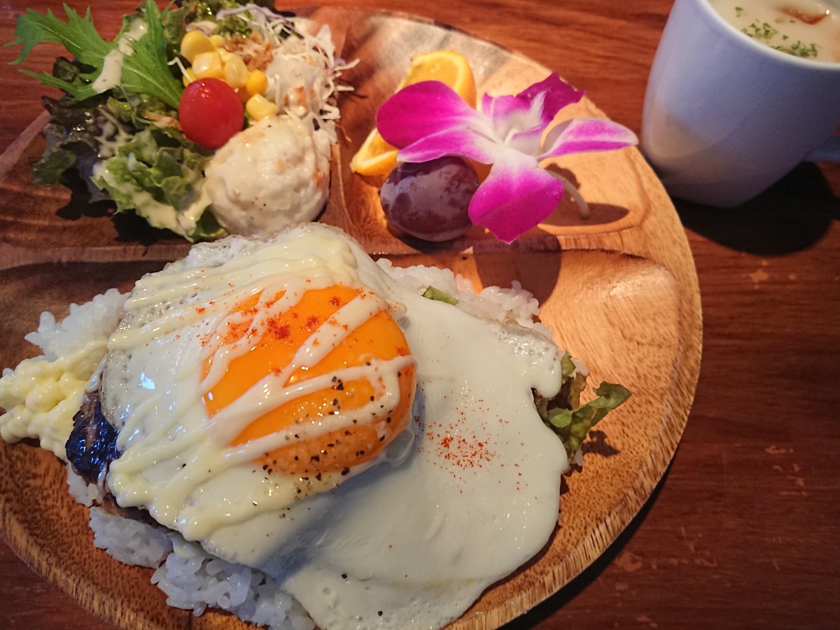 mocha_kumaji's tweet photo. 今日のお昼はロコモコを😊
店内も素敵で大満足😆👍
#Punaluu https://t.co/kdDl7y5Mqe