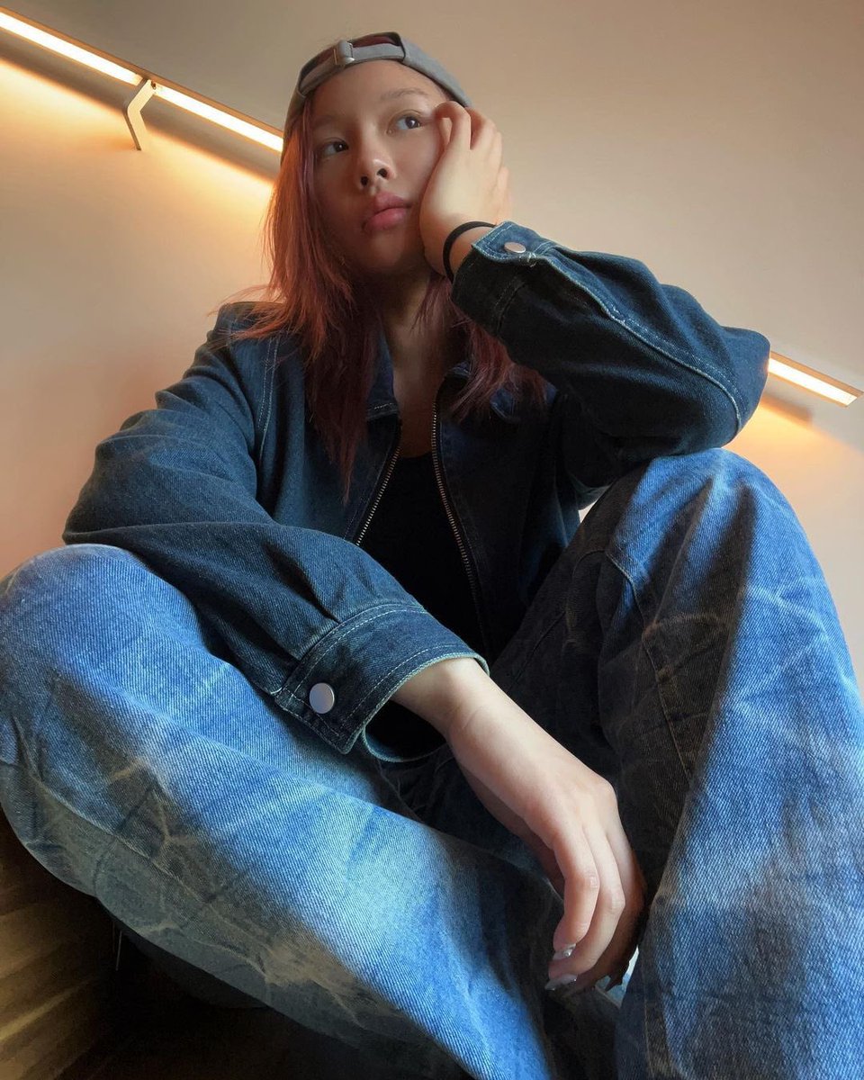 siyeonsm's tweet photo. Joining the old school R&amp;B look, say yes for the angle that seems so perfectly gorgeous from here. I’m obsessed, lowkey comfortable with this style. https://t.co/C9QLuTaqWV