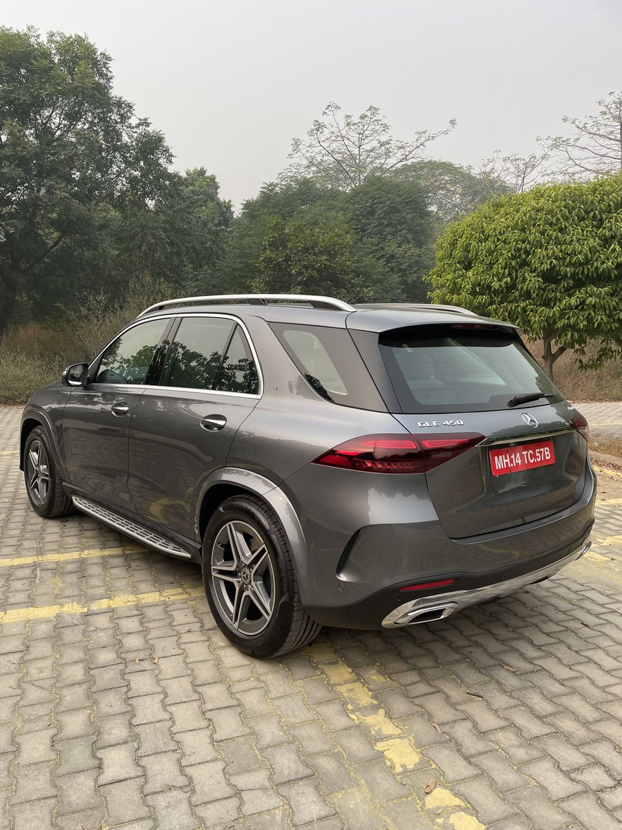 carandbike's tweet image. Good morning, we’re spending this Saturday with the 2023 Mercedes-Benz GLE facelift launched earlier this week. This is the GLE 450 4MATIC with AMG line priced at ₹ 1.10 crore, ex-showroom #MercedesBenzGLE